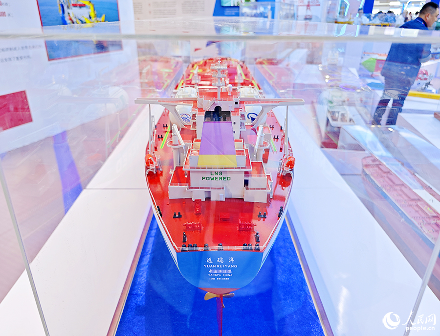 新時代十年成果展現(xiàn)場的綠色超大型油船“遠(yuǎn)瑞洋”號模型?！斑h(yuǎn)瑞洋”號是全球首艘LNG雙燃料動力30萬噸級超大型油船（VLCC），它的建造標(biāo)志著中國大型船舶綠色環(huán)保技術(shù)水平走在世界的前列。人民網(wǎng) 黃東儀攝