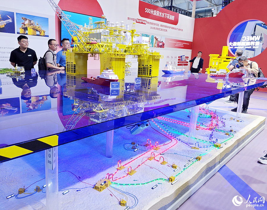 新時代十年成果展中展出的深水半潛式生產(chǎn)儲油平臺“深海一號”模型。中國自主研發(fā)建造的“深海一號”是全球首座10萬噸級深水半潛式生產(chǎn)儲油平臺。  人民網(wǎng) 黃東儀攝