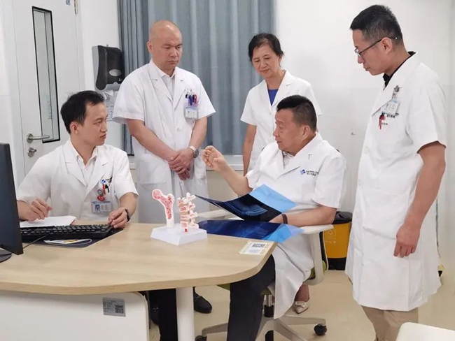 張長青教授現(xiàn)場帶教。