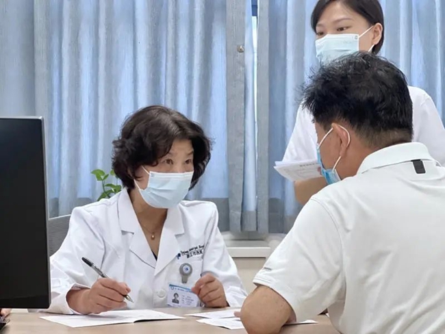 賈偉平院士現(xiàn)場看診。