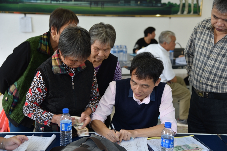 “醫(yī)療互助、困難幫扶”活動(dòng)在礦區(qū)受“熱捧”。福建能化集團(tuán)供圖