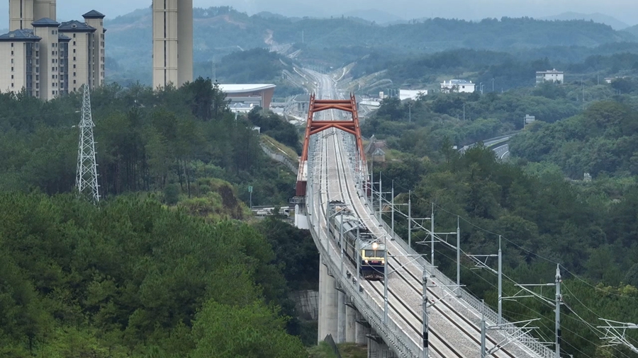 龍龍高鐵。傅藝鵬攝