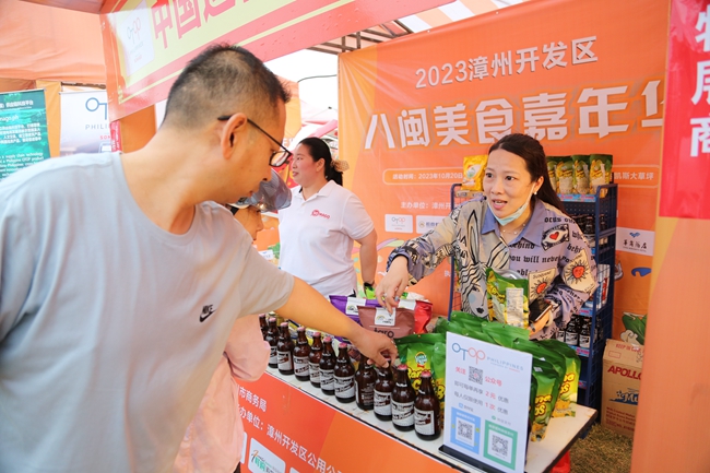 攤主正在為居民游客推薦菲律賓特色美食。林潔攝