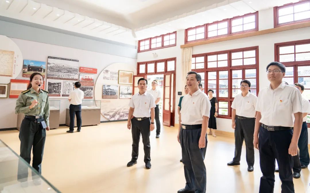 連城縣委常委會(huì)主題教育第一次讀書班赴上杭縣古田鎮(zhèn)開(kāi)展現(xiàn)場(chǎng)教學(xué)活動(dòng)。連城縣委組織部供圖