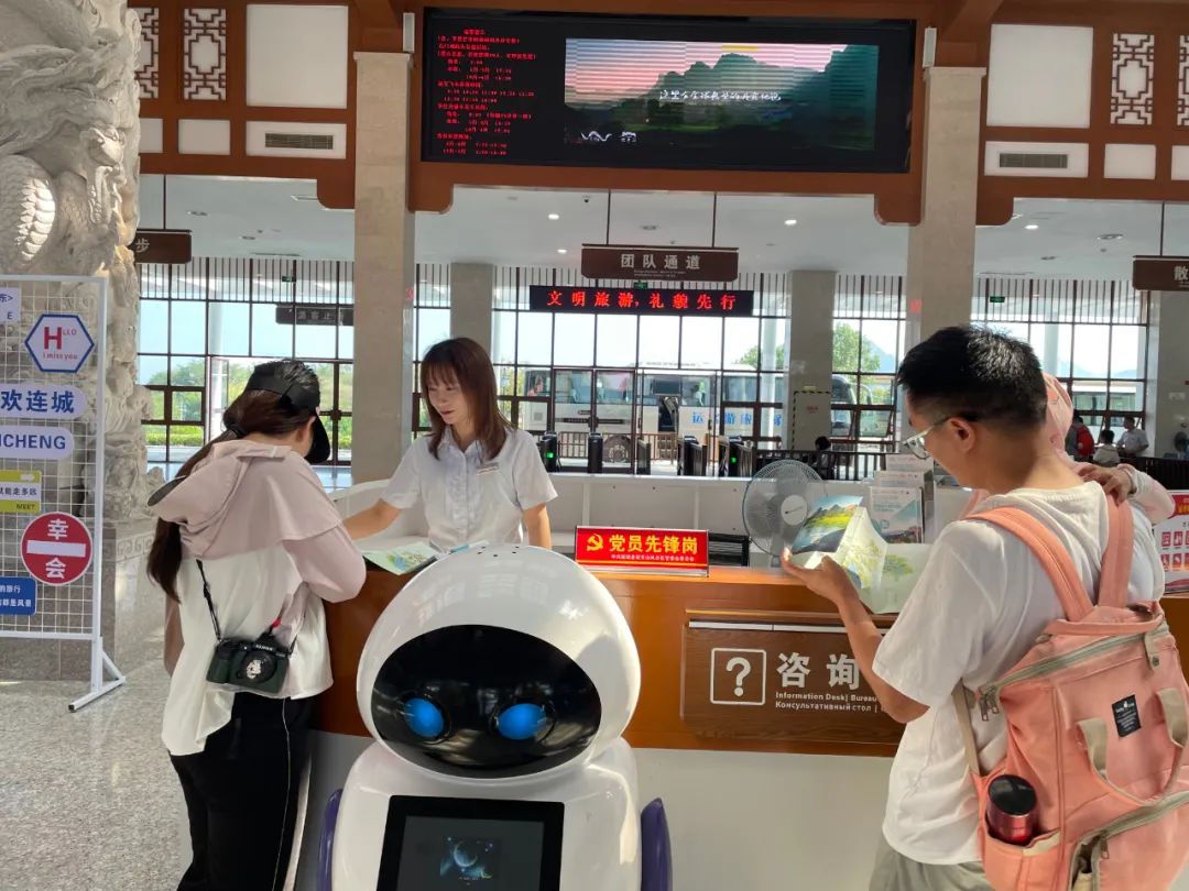 “雙節(jié)”期間，冠豸山景區(qū)內(nèi)設(shè)置黨員先鋒崗。連城縣委組織部供圖