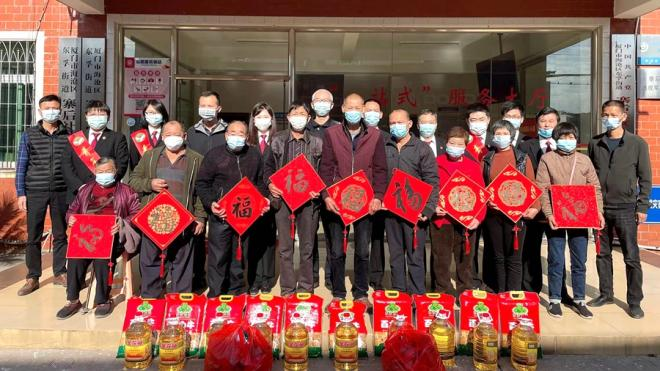 走訪慰問(wèn)“愛(ài)心結(jié)對(duì)”幫扶對(duì)象。海滄法院供圖