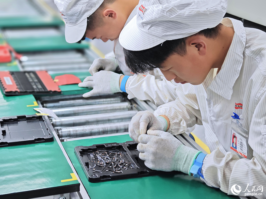 寧夏飛毛腿技工學(xué)校電子信息工程班的同學(xué)們?cè)谏a(chǎn)車(chē)間進(jìn)行實(shí)訓(xùn)課程。人民網(wǎng) 黃東儀攝