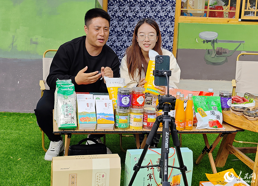 在固原市西吉縣龍王壩村，電商主播正在推介馬鈴薯粉、沙棘汁、雜糧、果脯等特色產(chǎn)品。人民網(wǎng) 黃東儀攝