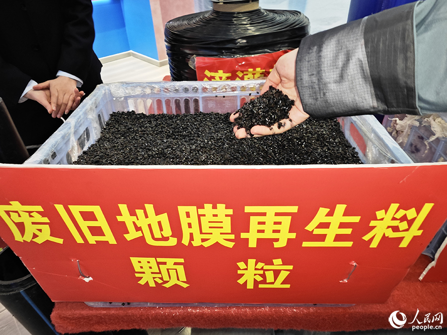 寧夏金曜塑業(yè)有限公司利用回收廢舊地膜生產(chǎn)的再生料顆粒。人民網(wǎng) 黃東儀攝