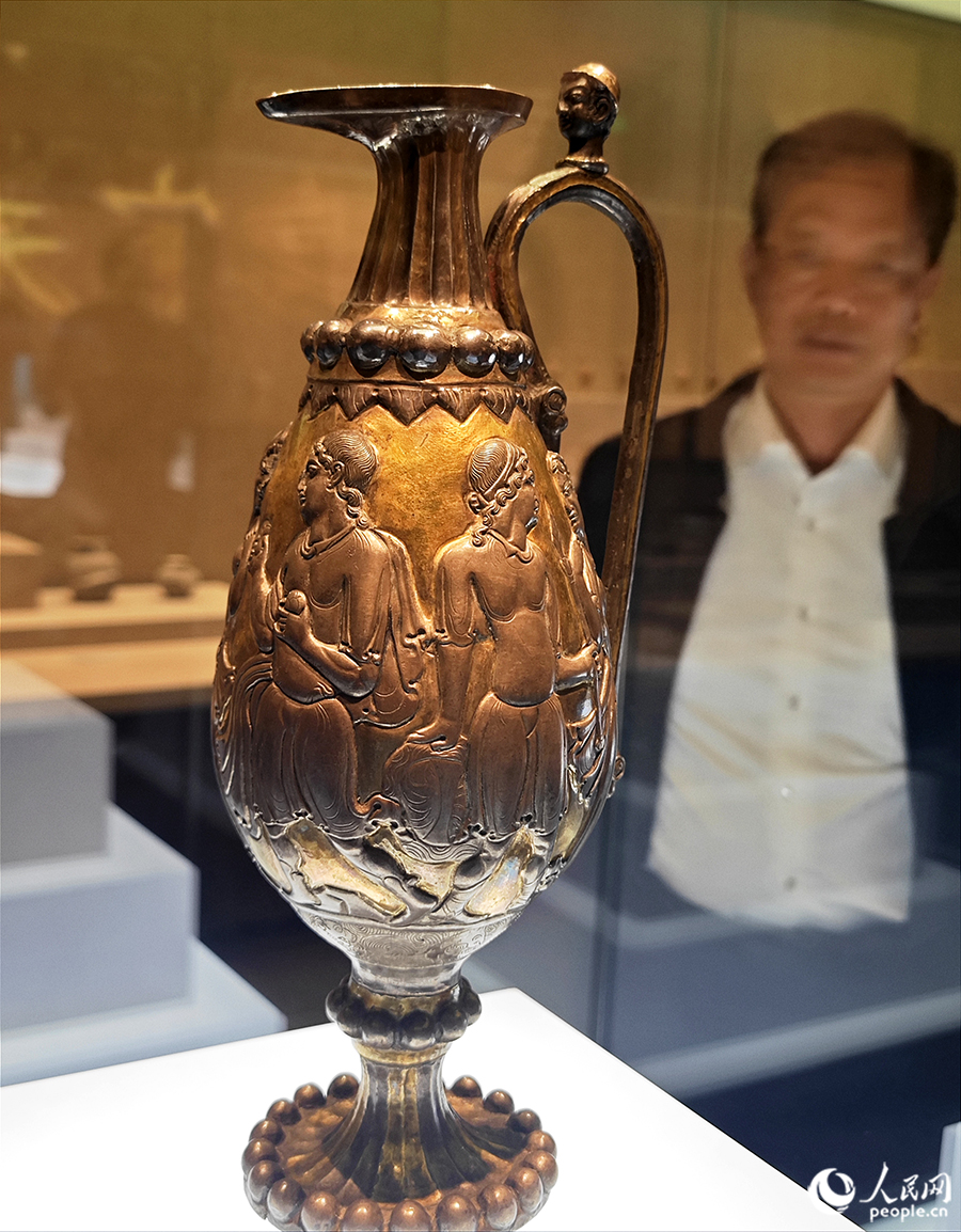 寧夏固原博物館館藏國(guó)寶級(jí)文物鎏金銀壺。人民網(wǎng) 黃東儀攝