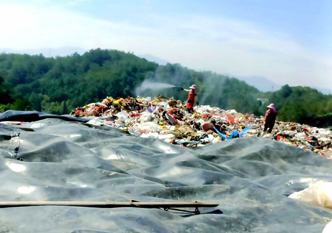 工作人員強(qiáng)化對(duì)垃圾填埋場(chǎng)消殺。長(zhǎng)汀縣城管局供圖