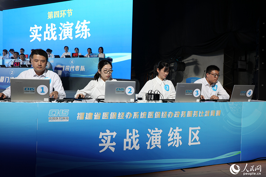 爭分奪秒的實戰(zhàn)演練，十分考驗隊員的基本功和臨場應(yīng)變能力。人民網(wǎng) 葉青卿攝