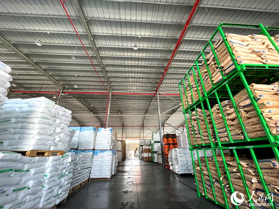 晉江陸地港倉庫陳列著一排排“泉州制造”輕工產(chǎn)品。人民網(wǎng)記者 陳藍燕攝