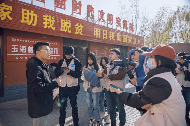 玉海村黨支部書記李小龍接受采訪。王卿攝