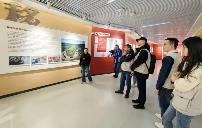 采風(fēng)團(tuán)走進(jìn)閩寧新貌展示中心。思明區(qū)融媒體中心供圖