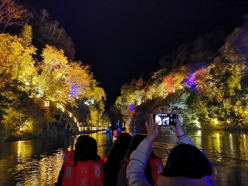 采訪團成員乘坐氣墊船向九龍?zhí)逗诵木皡^(qū)行進。肖曉敏攝