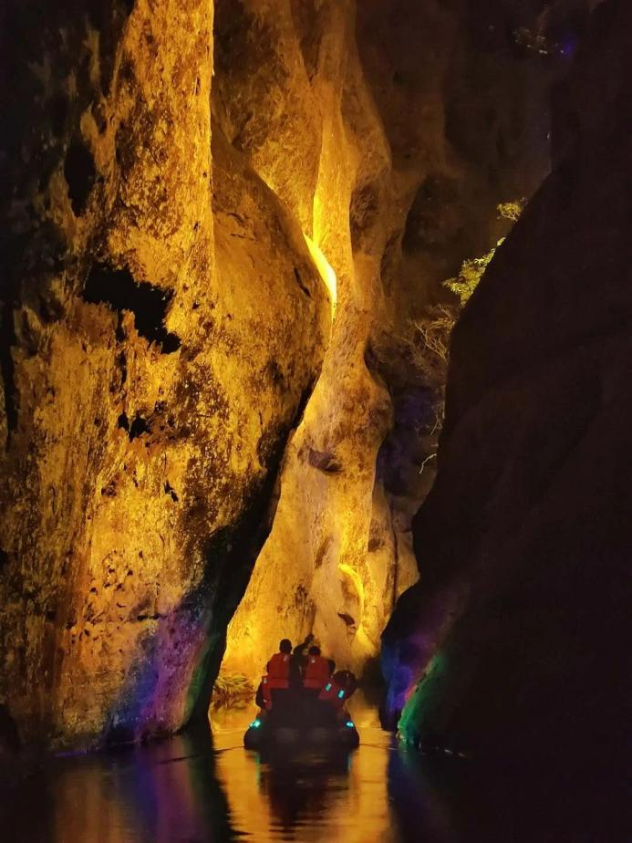 游客乘舟穿越“千米水上一線天”。王志金攝