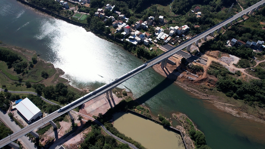 運(yùn)行試驗(yàn)列車駛過龍龍高鐵汀江特大橋。張城鑫攝
