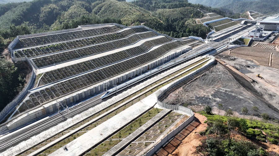 運(yùn)行試驗(yàn)列車駛?cè)胛淦秸?。傅藝鵬攝