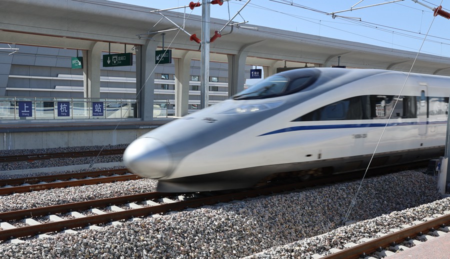 運(yùn)行試驗(yàn)列車通過上杭站。陳霏滸攝