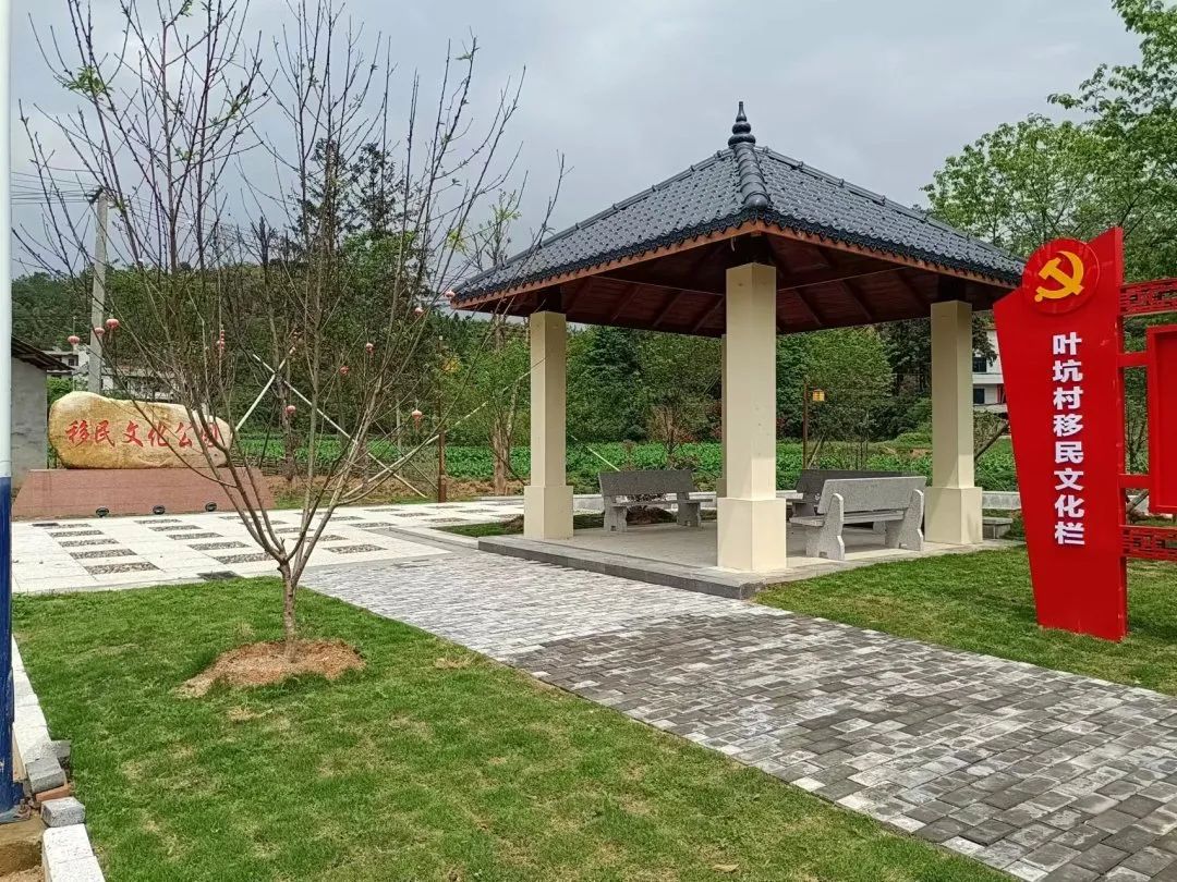 上杭縣稔田鎮(zhèn)葉坑村群眾在村“兩委”干部帶領(lǐng)下，捐錢捐地新建一座公園。