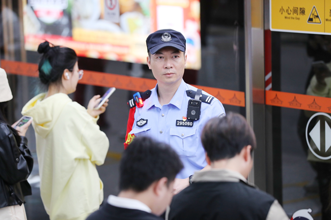 林登峰正在值勤。