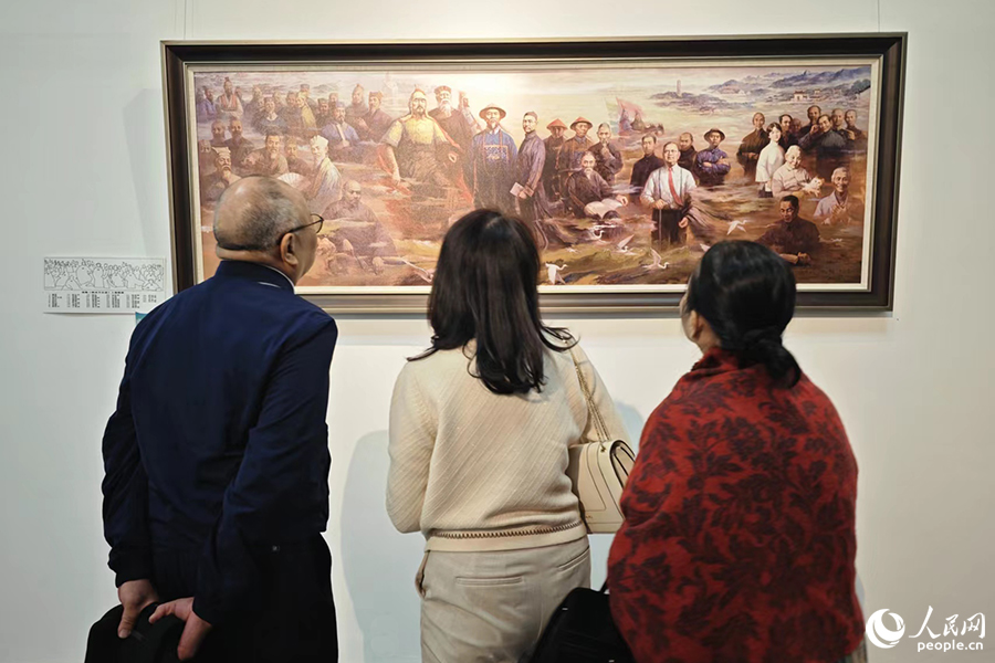 侯官文化主題美術(shù)與書法作品展上的油畫《閩水萬古流》吸引觀眾駐足細(xì)看。人民網(wǎng) 黃東儀攝