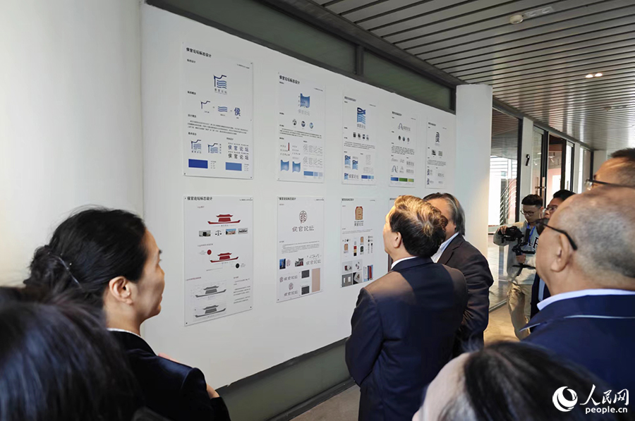 第二屆侯官論壇主辦方向與會嘉賓介紹侯官論壇標(biāo)志設(shè)計方案的選定過程。人民網(wǎng) 黃東儀攝