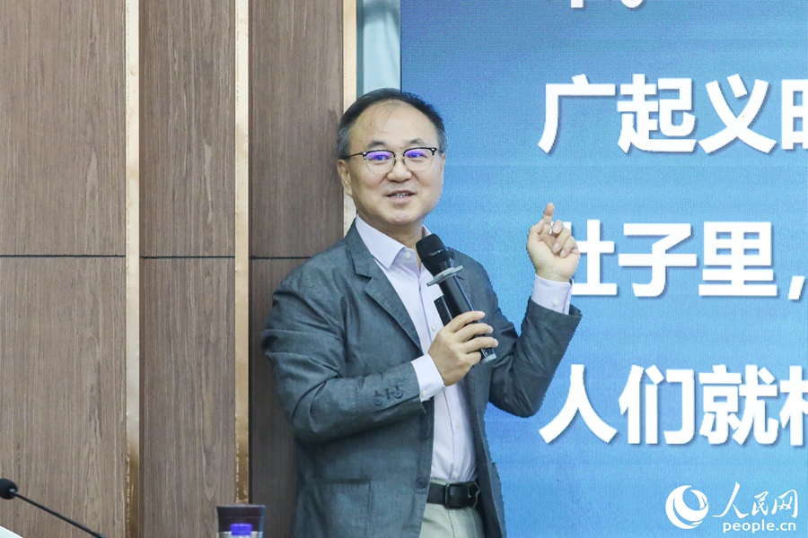 胡正榮進(jìn)行《加快媒體深度融合 建設(shè)全媒體傳播體系》專題報(bào)告。人民網(wǎng)記者 林盈攝