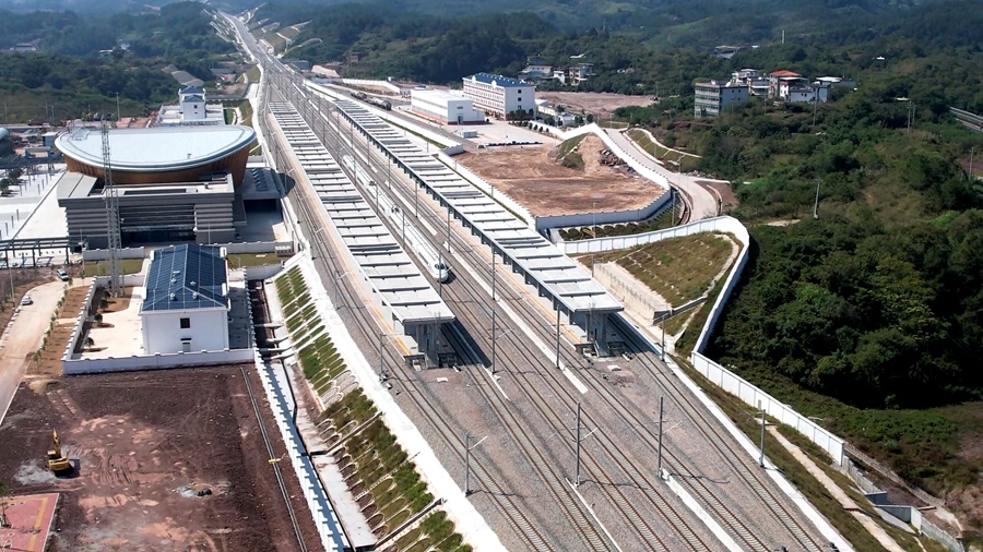 試運行列車經(jīng)過上杭站。張城鑫攝