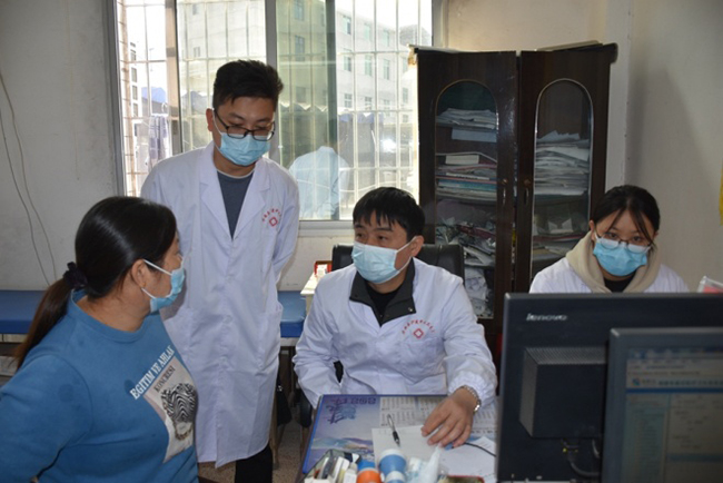 市級(jí)專家名醫(yī)到華安縣沙建鎮(zhèn)中心衛(wèi)生院接診。華安縣沙建鎮(zhèn)人民政府供圖