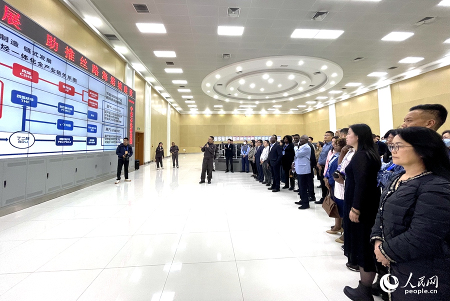 嘉賓代表們?cè)谥芯笆瘓F(tuán)公司里調(diào)研。人民網(wǎng)記者 陳藍(lán)燕攝