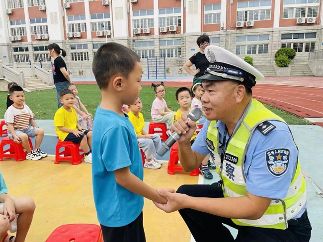 2023年10月1日，集美分局交警大隊(duì)后溪中隊(duì)民警黃海勇到集美區(qū)東邊小學(xué)組織開(kāi)展形式多樣的“開(kāi)學(xué)第一課”，培育學(xué)生“知危險(xiǎn)會(huì)避險(xiǎn)”能力，切實(shí)增強(qiáng)交通法治觀念、文明理念和安全意識(shí)，保障廣大中小學(xué)生文明出行、平安上學(xué)。.jpg