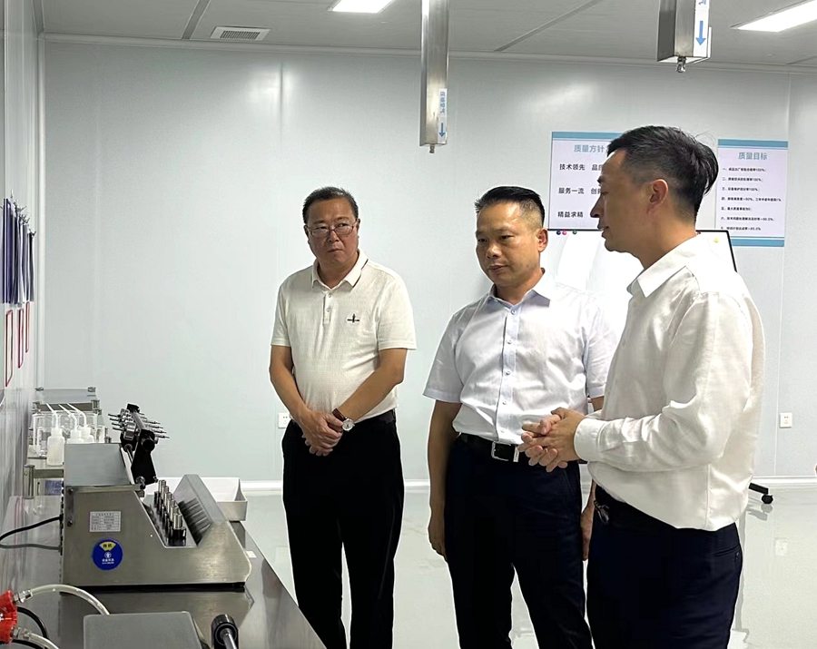 陳建進(jìn)（中，資料圖）。圖片來(lái)源：微信公眾號(hào)“漳州國(guó)家高新區(qū)”