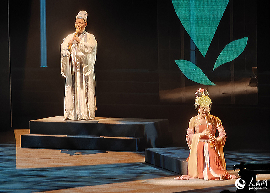 第十四屆泉州國際南音大會唱開幕式上的節(jié)目——洞簫二重奏《春秋》。南音洞簫繼承唐代“尺八”的規(guī)制和精華，該節(jié)目寓意古老中華文化風(fēng)雨千年，薪傳不息。人民網(wǎng) 黃東儀攝