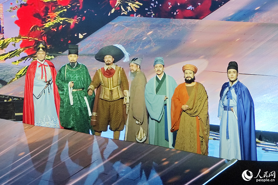 開幕式現(xiàn)場由演員扮演的七位泉州歷史文化名人，從左至右依次為：鄭和、陳偁、馬可·波羅、李贄、何朝宗、拘那羅陀、汪大淵。人民網(wǎng) 黃東儀攝