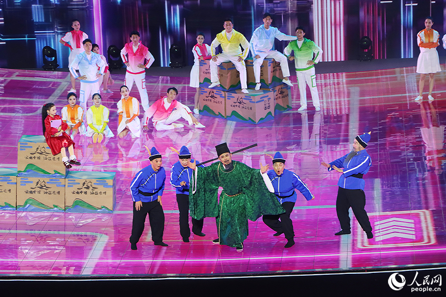 在創(chuàng)意音樂短劇《N時代的漲海聲中……》，“陳偁”穿越到現(xiàn)代，目睹今日泉州的繁榮景象。人民網(wǎng) 黃東儀攝