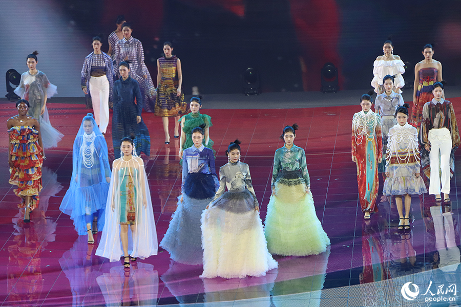 開幕式上，演員身著時裝亮相。人民網(wǎng) 黃東儀攝