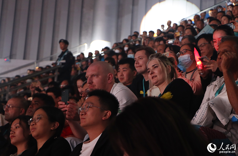 精彩節(jié)目吸引觀眾聚精會神地觀看。人民網(wǎng) 黃東儀攝