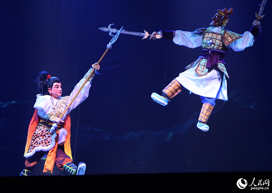 演出團隊的精湛控線技藝使《小金剛傳奇》中的木偶動作靈活，惟妙惟肖。人民網(wǎng) 黃東儀攝