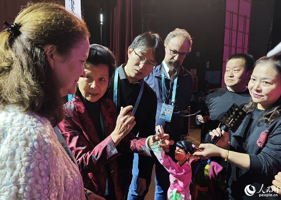 開幕式后，各國木偶藝術家就《小金剛傳奇》展開交流。人民網(wǎng) 黃東儀攝