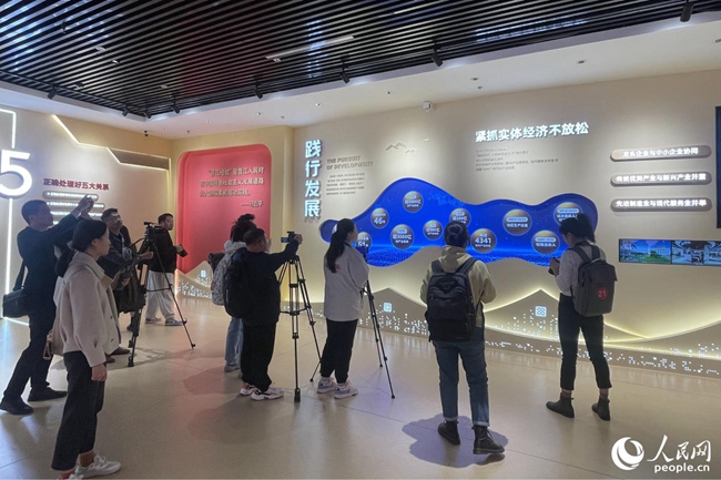 參賽記者在晉江經(jīng)驗(yàn)館展廳參觀。人民網(wǎng) 謝星宇攝