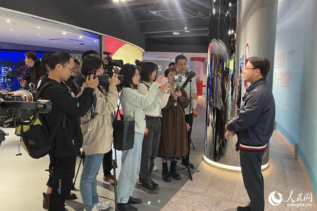 參賽記者在恒安集團(tuán)集中采訪業(yè)務(wù)骨干。人民網(wǎng) 謝星宇攝