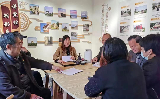 福清市級黨代表林秀華在東瀚鎮(zhèn)文關村黨代表工作室與黨員群眾謀思路話發(fā)展。福清市委組織部供圖