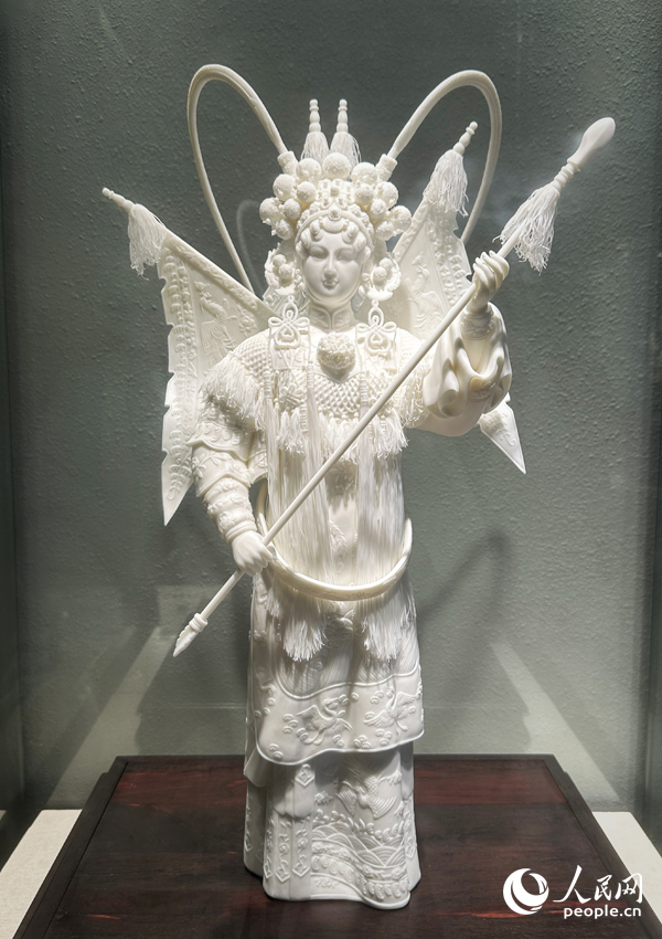 連德理作品《巾幗英雄——穆桂英》。人民網(wǎng)記者 劉卿攝