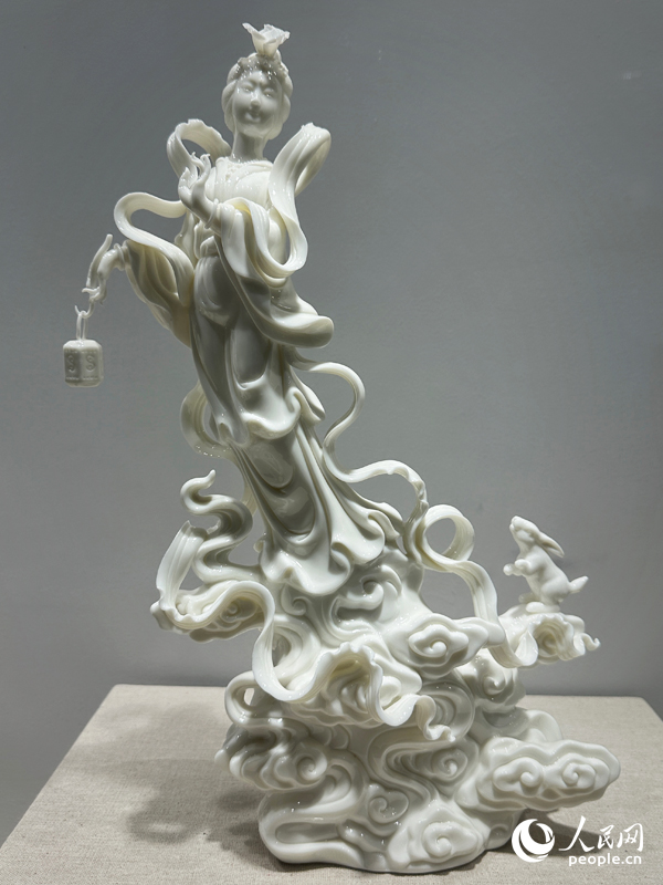 周崇鄧作品《嫦娥奔月》。人民網(wǎng)記者 劉卿攝