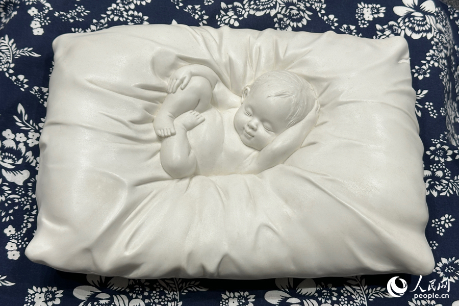 黃國鑾作品《暖》。人民網(wǎng)記者 劉卿攝