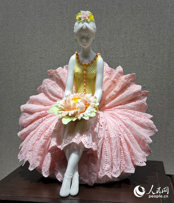 陳麗玲作品《獻(xiàn)花一朵》。人民網(wǎng)記者 劉卿攝