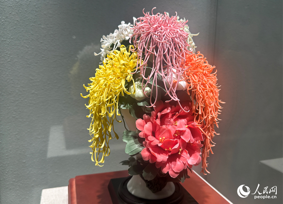 林靈月作品《菊花瓶》。人民網(wǎng)記者 劉卿攝