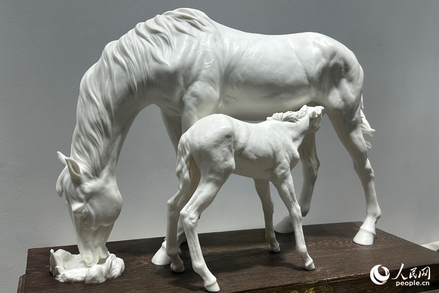 《飲水思源》，作品中馬身肌肉紋理清晰可見。人民網(wǎng)記者 劉卿攝